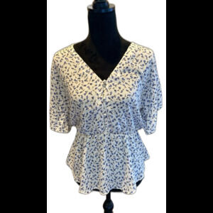 Sienna Sky Blouse Size Medium Elastic Waist Flutter Sleeves Cream Blue‎ Flowers
